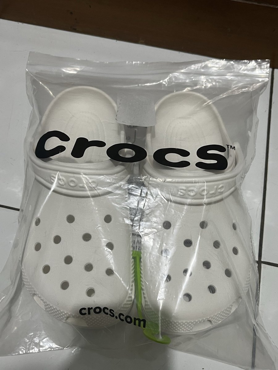 m00chalattes's tweet photo. Crocs White Kids J6 uk 38-39 harga dm https://t.co/A1hidOVs1H