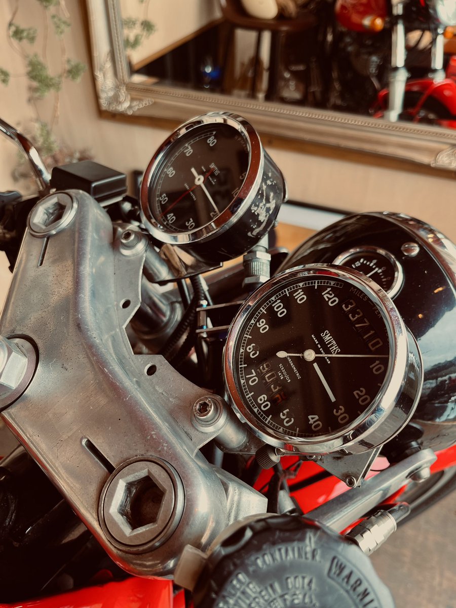 SRBROSMT's tweet photo. 映像でしか見れていなかった、Yuさんの至高のマシンをじっくり観察してきました✨

その他にも、色んなオーナー様と語り合えて、兄弟車ミーティングに来てくれた方ともお会いできて、大満足でした！
素晴らしいミーティングをありがとうございました＆主催お疲れ様でした👏
#TheTimelessMeet https://t.co/0zsww8Bzna