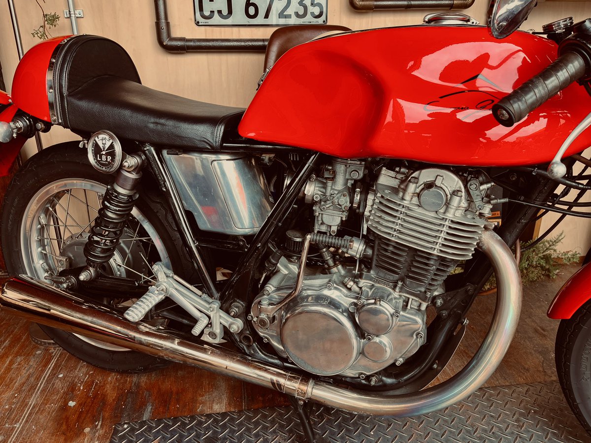 SRBROSMT's tweet photo. 映像でしか見れていなかった、Yuさんの至高のマシンをじっくり観察してきました✨

その他にも、色んなオーナー様と語り合えて、兄弟車ミーティングに来てくれた方ともお会いできて、大満足でした！
素晴らしいミーティングをありがとうございました＆主催お疲れ様でした👏
#TheTimelessMeet https://t.co/0zsww8Bzna