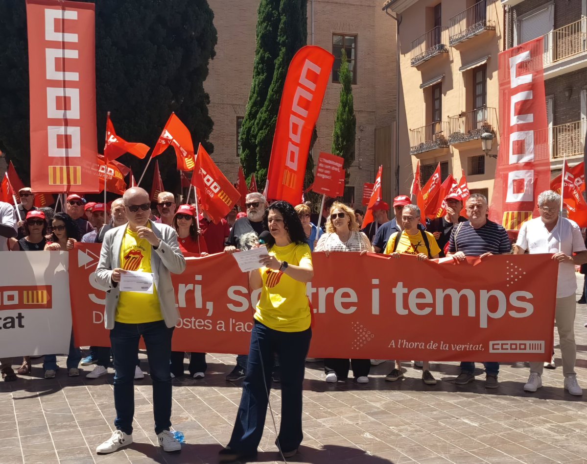 fscccoopv's tweet photo. 🔴Delegades de tots els sectors ens manifestem hui en València, per a exigir respostes clares.
📌Salaris que permeten viure
📌Habitatge accessible
Temps de vida
📌Serveis públics forts i de qualitat
De les paraules a l'acció, davant la precarietat...
#Respostes #Jornada26M https://t.co/prlGElSUVh