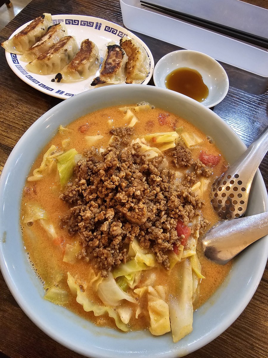 おナイツ様 tweet media