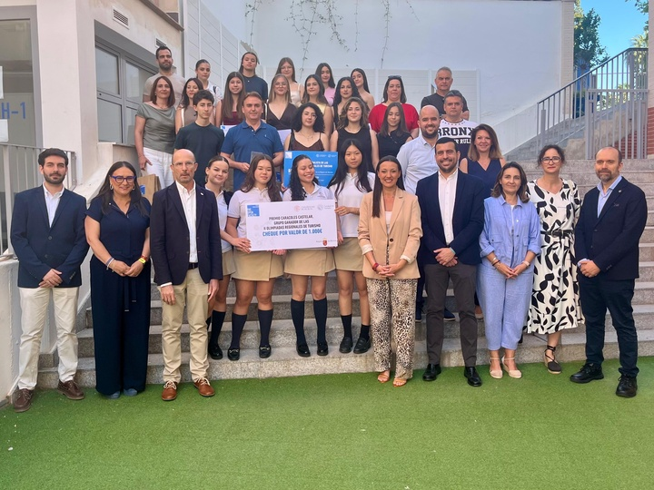regiondemurcia's tweet photo. 🏅Las II Olimpiadas del Turismo premian cuatro proyectos de alumnos de ESO y Bachillerato.

🗣️La consejera @carmen_conesa destaca en la entrega de premios que la iniciativa implica a los jóvenes "en la visión de un turismo innovador, sostenible y ligado al territorio, despertando vocaciones y formando el talento que necesita el sector".

Noticia: https://t.co/K0pYIrQTWC