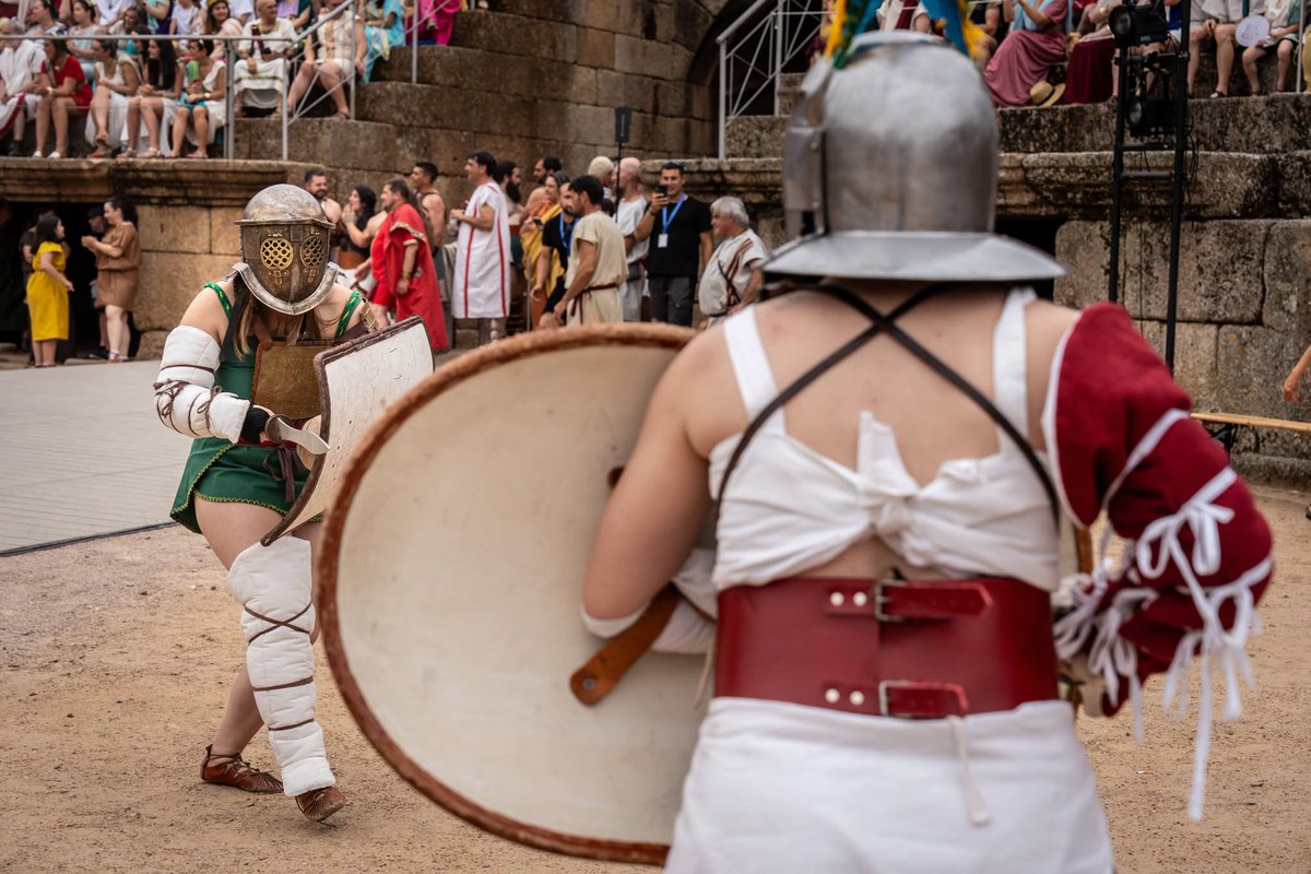CINHDe's tweet photo. 🔱Os dejamos una segunda tanda de fotografías del paso de nuestro Ludus Salaria por el anfiteatro de Mérida dentro de las actividades de Emerita Lvdica.

⚔️Nuestros gladiadores volvieron a ofrecer intensos combates y demostraciones.

#ludussalaria #gladiadores #merida https://t.co/PEqiuU5Vu3