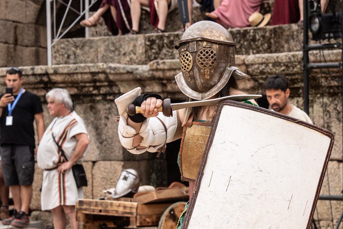 CINHDe's tweet photo. 🔱Os dejamos una segunda tanda de fotografías del paso de nuestro Ludus Salaria por el anfiteatro de Mérida dentro de las actividades de Emerita Lvdica.

⚔️Nuestros gladiadores volvieron a ofrecer intensos combates y demostraciones.

#ludussalaria #gladiadores #merida https://t.co/PEqiuU5Vu3
