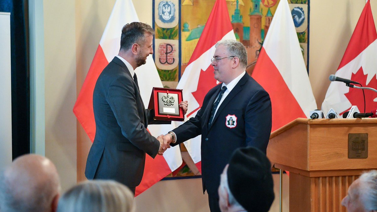 KosiniakKamysz's tweet photo. Spotkanie z weteranami i Polonią w Toronto 🇨🇦 było dla mnie wielkim zaszczytem. Wręczając medale i odznaczenia, dziękowałem za służbę, pamięć i wierność Ojczyźnie. Polska nie jest tylko miejscem na mapie. To wspólnota wartości, historii i ludzi, którzy nigdy o niej nie zapomnieli.

Dziękuję Polonii kanadyjskiej za pielęgnowanie polskości, budowanie wspólnoty i przekazywanie jej kolejnym pokoleniom. Polska jest silna siłą swoich obywateli i rodaków rozsianych po całym świecie 🇵🇱