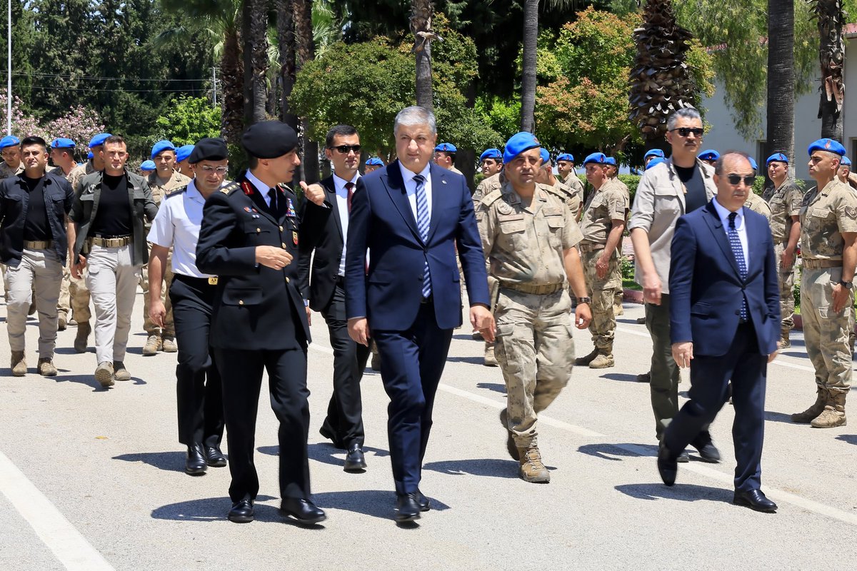 valiyavuz's tweet photo. Vatanımızın birliği ve Adana’mızın huzuru için fedakârca görev yapan kahraman jandarmamızın Kurban Bayramı’nı kutladık.

Milletimizin huzur ve güvenliği için her şartta büyük bir görev bilinciyle çalışan Jandarma Teşkilatımız; disiplini, fedakârlığı ve yüksek sorumluluk anlayışıyla devletimizin sahadaki güçlü varlığını en iyi şekilde temsil etmektedir.

Gece gündüz demeden görevlerini sürdüren tüm jandarma personelimize başarılar diliyor; Kurban Bayramı’nın kendilerine, ailelerine ve aziz milletimize sağlık, huzur ve bereket getirmesini diliyorum.

#tcadanavaliligi 
#valimustafayavuz 
#adana
#kurbanbayramı