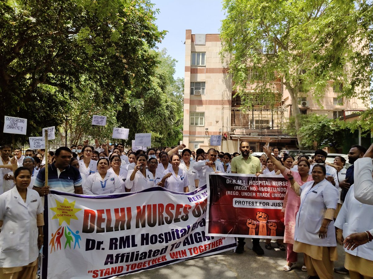 harjitkaur9811's tweet photo. नर्सिंगऑफिसर का दूसरे दिनभी कॉन्ट्रैक्चुअल भर्ती केविरोध मेंधरना-प्रदर्शन जारी रहा।यह आंदोलन आगे भी जारी रहेगाlजब तक उनकी मांगें पूरी नहीं होतीं,प्रतिदिन सुबह9 बजे से11 बजे तक दो घंटे का यह धरना चारों अस्पतालों में लगातार जारी रहेगा।नर्सिंग अधिकारियों ने  स्थायी भर्ती कीमांग उठाई https://t.co/fMCbCxIXIH