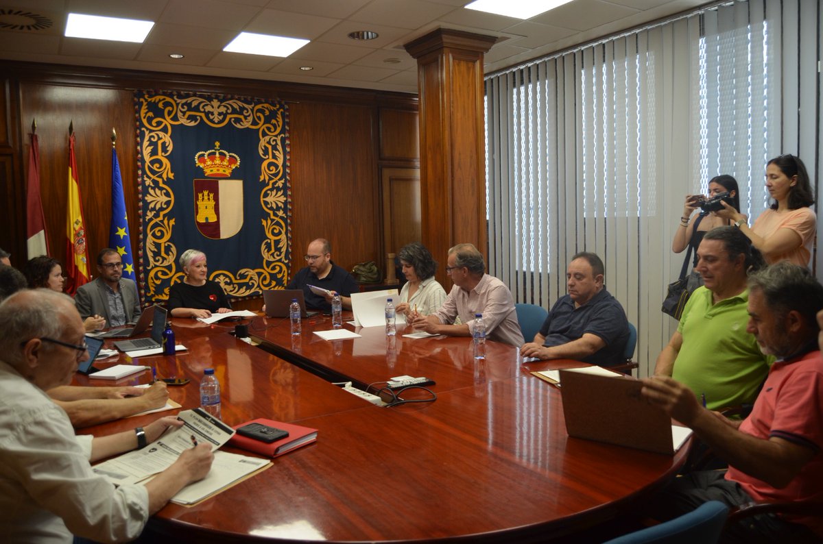 UPACLM's tweet photo. 📢 M.J. Ramiro, SG de UPA Guadalajara, ha asistido a la Mesa Provincial de Daños de Conejos👥🌾
Reclamamos atención urgente ante los daños por fauna salvaje 🦌🐗ya superan en extensión a los de los conejos.
Provocan: 📉 Tremendos daños en cultivos. 🚗 Graves accidentes de tráfico https://t.co/sDqWb7ar17