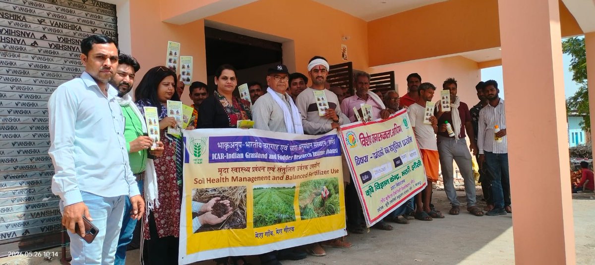 IcarIgfri's tweet photo. “Balanced Fertilizers Use” campaign of ICAR-IGFRI, Jhansi

MGMG teams comprising Dr Prabha Kant Pathak, Dr. Sangeeta and Dr. Kamini visited 'Simara' and 'Gevara' villages of Jhansi District and organized “Awareness Camps cum Kisan Gosthi” on Balanced Use of Fertilizers to improve the Soil Health. In the programme 43 farmers including 9 women farmers in Village Simara were present. In the “Gevara” village 25 farmers including 2 women farmers  were present. The team briefed about the objective of the programme and emphasized on balanced use of fertilizers and creating business opportunities in “Balance Ration”, “Silage”, “Goat Farming” and ”Organic Fertilizer”. Dr Sangeeta emphasized “Green Manuring”, "Soil Health Card”, “Use of Balance Fertilizers” and “Fodder Production, and focused on various Agroforestry practices for enhanced farmers' income.
@icarindia