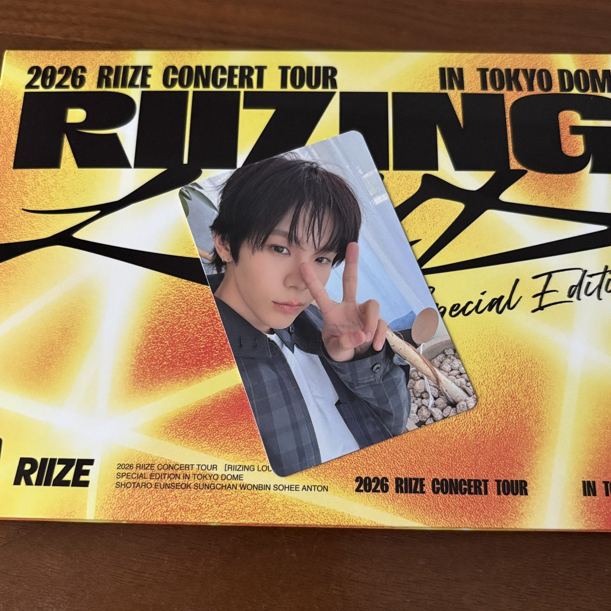 kmthyn_'s tweet photo. RIIZE RIIZINGLOUD 東京ドーム
TOKYO DOME 限定盤 セルカ
特典 トレカ ユニバ 交換

譲　通常盤 ショウタロウ
求    通常盤 アントン

7月福岡ペンミ手渡しor郵送交換希望です。
お気軽にお声掛けください🙇‍♀️ https://t.co/ZqeaRXe5ay