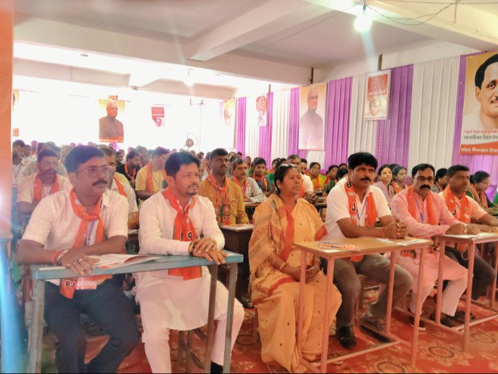 PratimaBhoumik's tweet photo. আজ কল্যাণপুরে মন্ডলের কার্যকর্তাদের নিয়ে আয়োজিত প্রশিক্ষণ শিবিরের উদ্বোধনী অনুষ্ঠানে উপস্থিত থাকি।

সংগঠনের আদর্শ, শৃঙ্খলা ও জনসেবার মানসিকতাকে আরও সুদৃঢ় করতে এই ধরনের প্রশিক্ষণ কর্মসূচি অত্যন্ত গুরুত্বপূর্ণ ভূমিকা পালন করবে। https://t.co/X6KnICl07Z