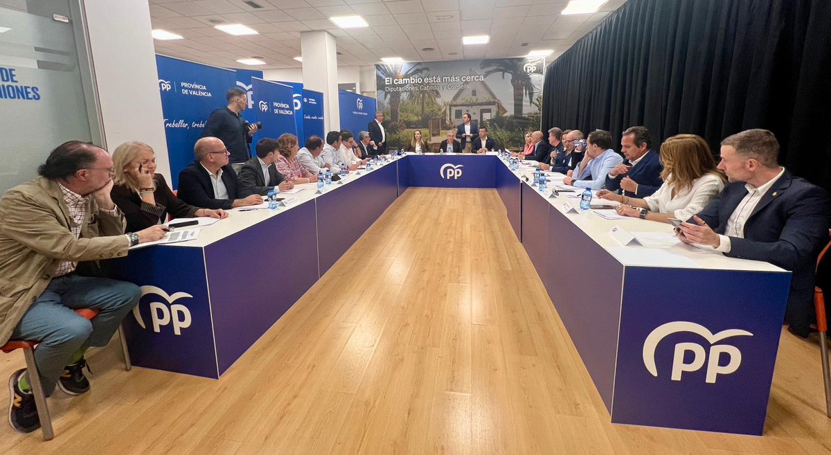 PPdeSalamanca's tweet photo. El @ppopular denuncia el “estrangulamiento financiero” que el Gobierno de Sánchez está provocando a ayuntamientos y diputaciones.

💰Mientras el municipalismo sostiene servicios esenciales, el sanchismo retiene miles de millones a sus vecinos.

🔗https://t.co/UTLGulmDMf https://t.co/1bjGLv40wq