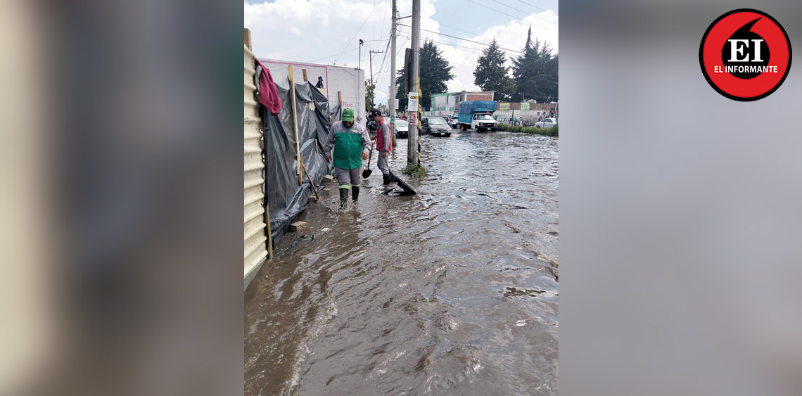 ElInformanteMX's tweet photo. #OPDAPASZinacantepec atiende #encharcamientos y #AfectacionesViales tras intensas #lluvias

#Brigadas realizaron trabajos de #desazolve y #limpieza en distintos puntos del #municipio para reducir #riesgos y proteger a la #población durante la #TemporadaPluvial.
Tags: @GobZinacantepec @ManuelVilchisMV
https://t.co/sOIp1V6gLF