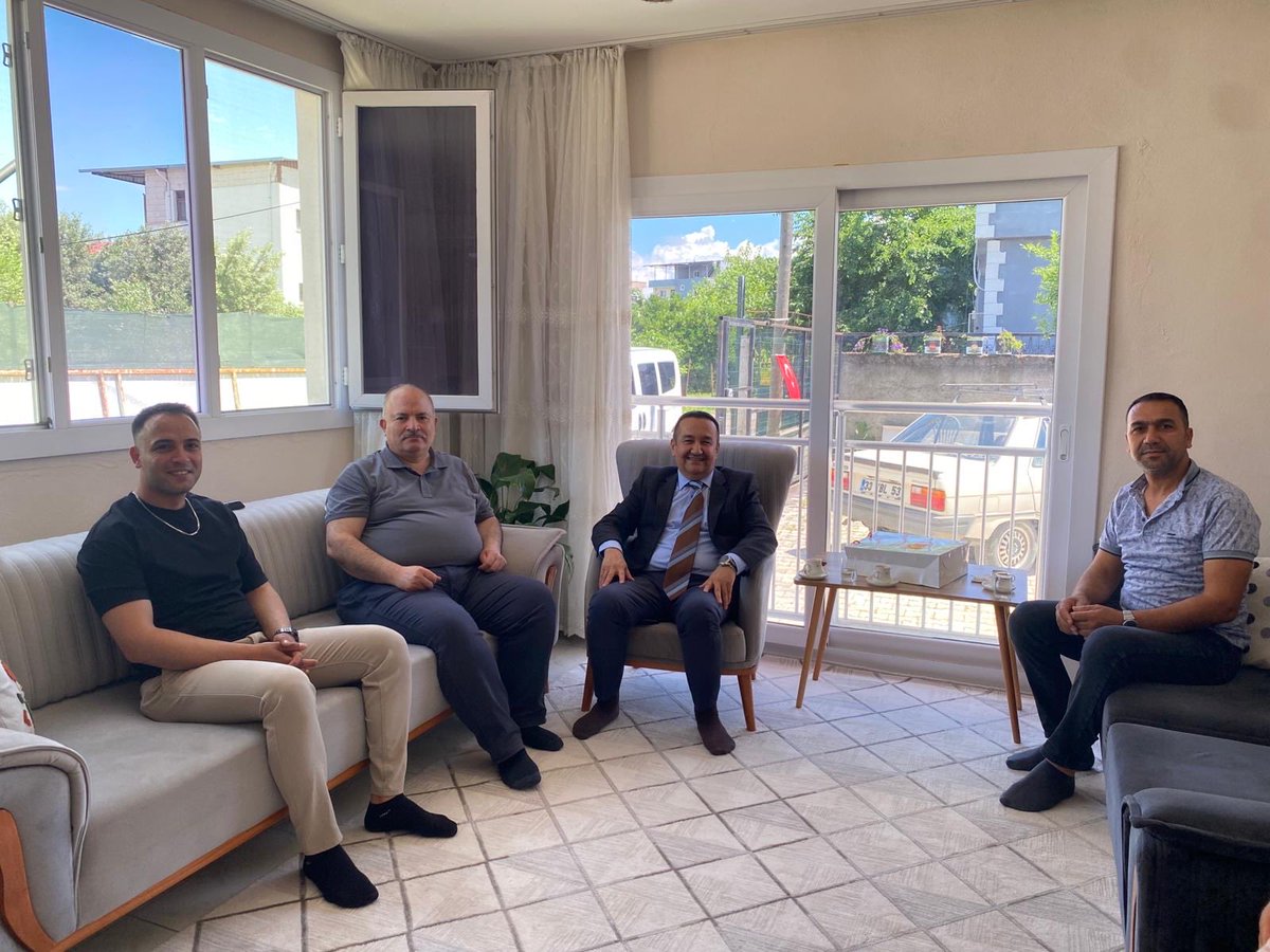 imamoglumem's tweet photo. İmamoğlu İlçe Milli Eğitim Müdürümüz Sn. Ömer SALDAMLI ve İmamoğlu Tapu Müdürü  Sn. Hasan SAYGILI, Şehit Selami AKÇA’nın kardeşi, Şehit Aileleri ve Gaziler Derneği Başkanı Bilal AKÇA’ya ve Şehit Osman TATAR’ın kardeşi Mesut TATAR’a bayram ziyaretinde bulundu. https://t.co/zFEo7ANrqv