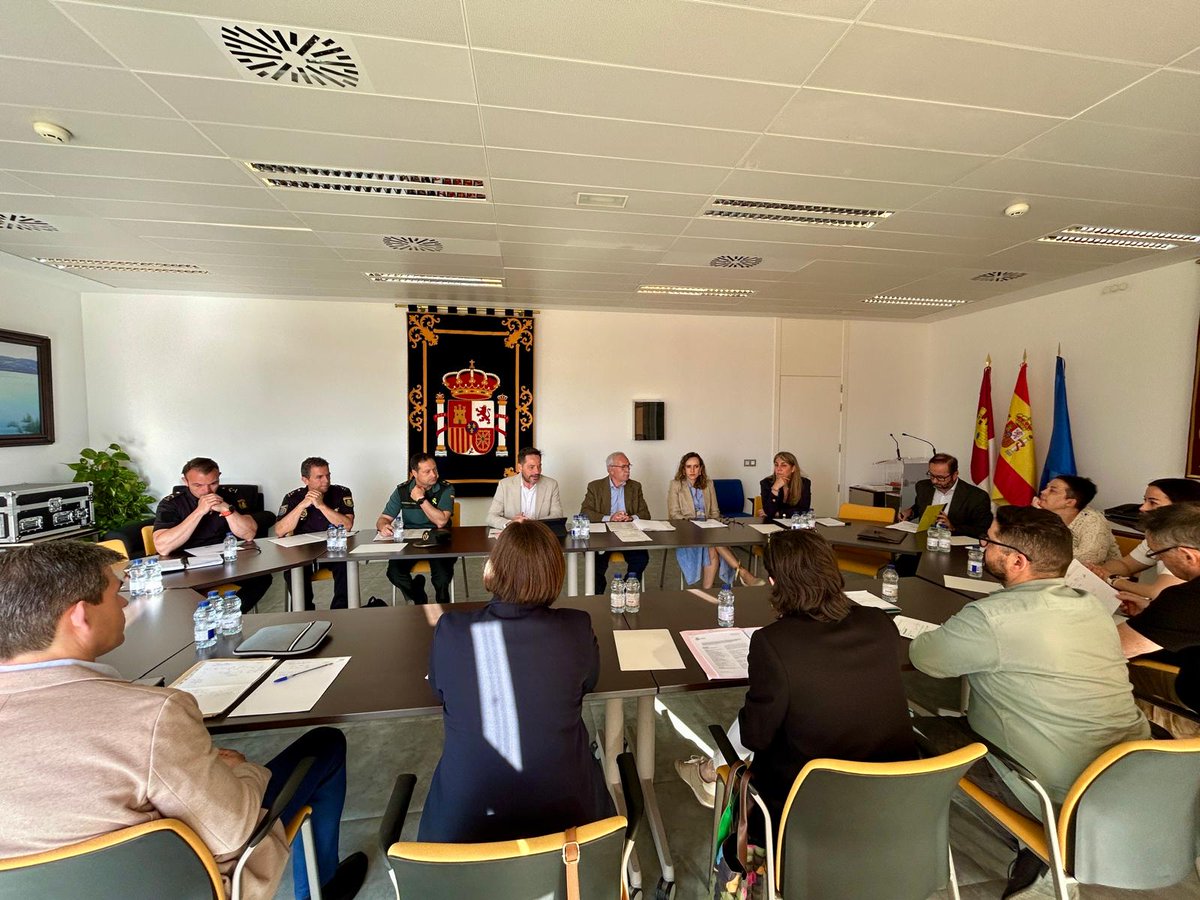 SubGobCREAL's tweet photo. 🌾🤝 El subdelegado del Gobierno en Ciudad Real, @dbroceno ,  preside la Comisión Provincial de Flujos Migratorios para planificar campañas agrícolas con contratación legal, segura y digna. #CiudadReal https://t.co/3vJE1mGKRF