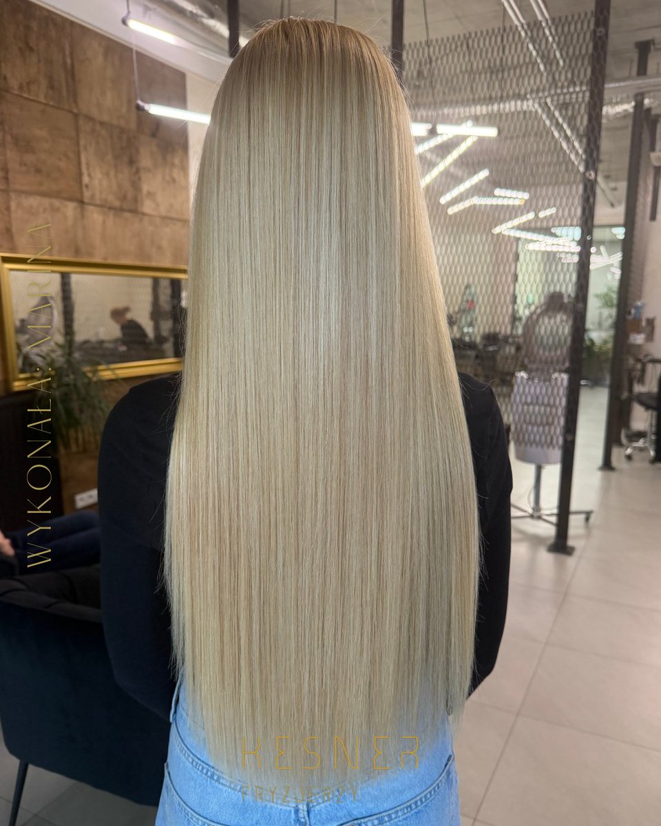 KESNERfryzjerzy's tweet photo. Platynowy blond w tej odsłonie nie jest chłodny i surowy.
Ma w sobie miękkość jedwabiu, kremowe refleksy i światło, które płynnie rozlewa się po bardzo długich włosach. ✨ https://t.co/qXs1GW24pE