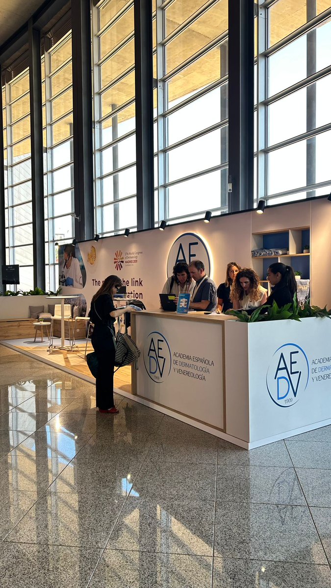 BERBEScom's tweet photo. Un año más acompañamos a la @aedv_es en su 53º Congreso Nacional de la AEDV, uno de los eventos más importante de la dermatología en España.

4 días en los que nos empapamos de todas las novedades e innovaciones que están moviendo a la especialidad hacia el futuro💚

#AEDV2026 https://t.co/EUDwAQpUuN