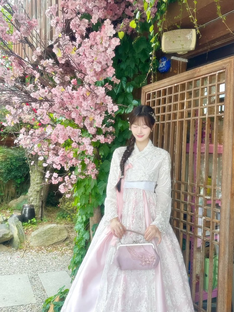 0cloudmi's tweet photo. 한복 효빈이 이쁜거 모르는사람 없게 해주세요 https://t.co/HFImixnHjY