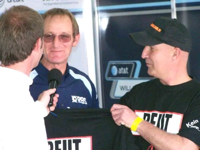 jadb1's tweet photo. Aca en los 200 Km de Bs As año 2007 , en una nota de Carburando con Leo Regueira, obsequindo a el jefe de mecanicos de Williams una remera Reut-Jones para Frank Williams .... Te acordas @RegueiraLeo https://t.co/qyt7ze3Ok7