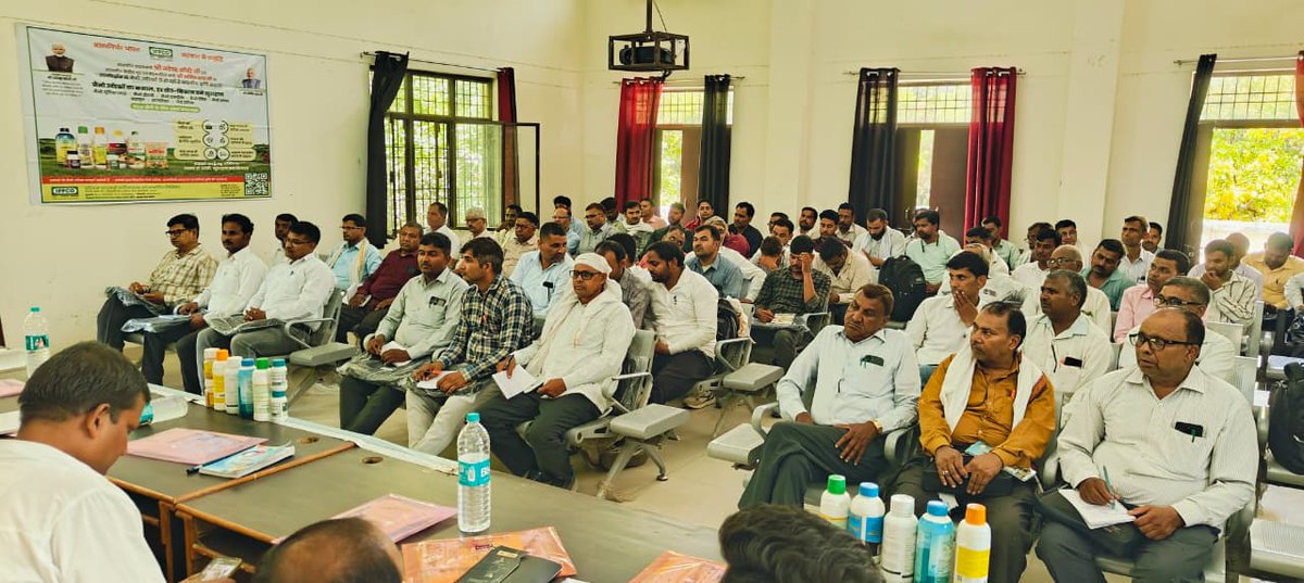 IFFCO_UP's tweet photo. इफको द्वारा आज दिनांक 26-05-2026 को राजकीय बहुउद्देशीय किसान कल्याण केंद्र क्वार्सी कृषि फार्म  अलीगढ़ पर जनपद अलीगढ़ के कृषि कार्मिको (सहायक विकास अधिकारी कृषि, वरिष्ठ प्राविधिक सहायक, प्राविधिक सहायक, एटीएम, बीटीएम) के लिए इफको द्वारा नैनो उर्वरकों के लाभ, उपयोग एवं मृदा संरक्षण में भूमिका विषयक प्रशिक्षण कार्यक्रम का आयोजन किया गया। 
कार्यक्रम के मुख्य अतिथि चौधरी अरुण कुमार उप कृषि निदेशक, विशिष्ट अतिथि डॉ सतीश कुमार मलिक, उप निदेशक कृषि रक्षा थे। कार्यक्रम की अध्यक्षता श्री धीरेन्द्र सिंह चौधरी जिला कृषि अधिकारी ने की। इफको से डॉ प्रह्लाद सिंह मुख्य क्षेत्रीय प्रबंधक इफको आगरा एवं वरिष्ठ क्षेत्रीय प्रबंधक इफको अलीगढ़ श्री बी के निगम के साथ लगभग 110 कार्मिकों के साथ AGT इफको अलीगढ़ यश यादव एवं इफको किसान सेवा केंद्र इगलास प्रभारी गोपाल सिंह आदि उपस्थित रहे।  उप कृषि निदेशक अलीगढ़ श्री अरुण कुमार जी द्वारा अपने संबोधन में सभी से नैनो उर्वरकों की जानकारी किसानों तक पहुंचने को कहा और नैनो उर्वरकों की उपयोगिता बताई।
@IFFCO_PR @IFFCOCropSolns @Iffco_Yatendra @iffcoyogendra @jdabureau