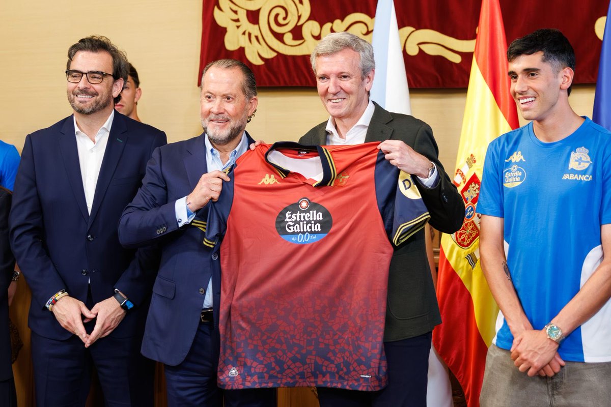 AlfonsoRuedaGal's tweet photo. Parabéns ao @RCDeportivo por un ascenso merecidísimo e por devolver ao máis alto un escudo, un club e unha afección que non deixou de crer.

O deportivismo leva anos demostrando que é de Primeira. Agora, tamén o equipo volve ocupar o lugar que lle corresponde 

#GaliciaCalidade https://t.co/AkXlfRCFIF