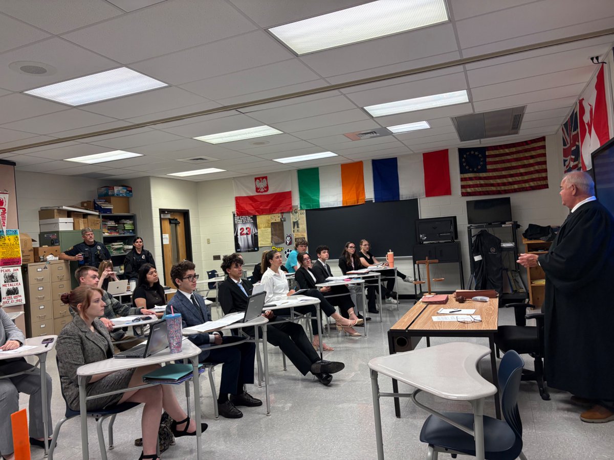 WASDWRECKERS's tweet photo. ⚖️Thank you to Judge Homanko for presiding over the Mock Trial in Mr. Kaminski’s classroom. https://t.co/dElHJOTT0g