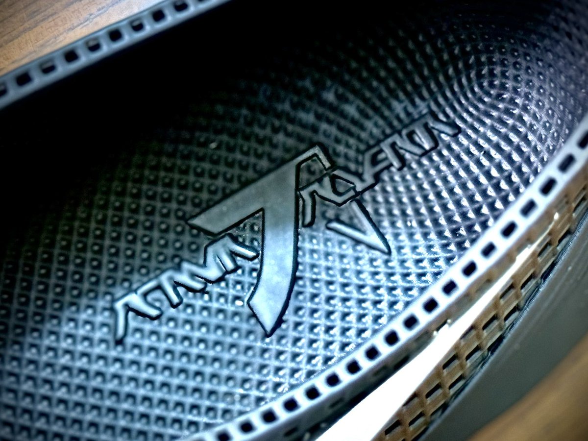 villainsin's tweet photo. ACRONYM × ALIVEFORM “THE BLADE”⚔️自分史上初の3Dプリンター製シューズ。鋭く尖ったクールな唯一無二のデザインにあらためて驚かされたが、それ以上に驚いたのがまず軽い…メチャクチャに軽い！これ凄い！！硬いイメージだったが素材は非常に柔らかく靱やかで履き心地も最高🙌
#ACRONYM 
#ALIVEFORM https://t.co/pTnRKMYxfS