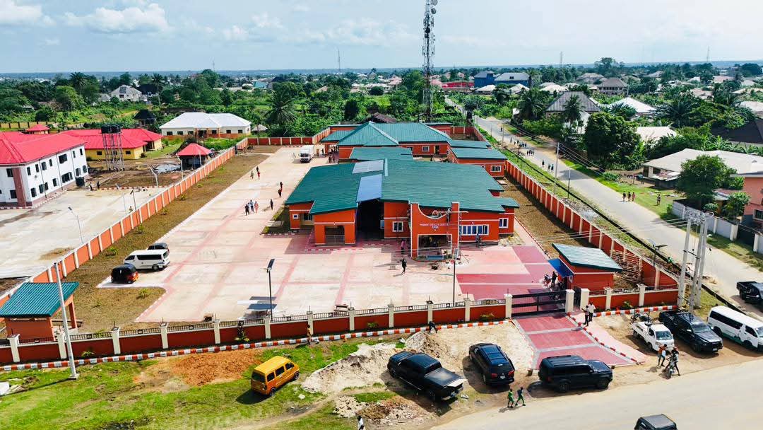akstrending's tweet photo. @_PastorUmoEno today commissioned key projects in Oron:  
 -Modern Primary Health Centre   -Youth Tech Hub for AI/digital skills (to be replicated in all 31 LGAs)  
-4.2km Effiong Essang &amp; Ukpong Streets with 800m drains https://t.co/nxjiV6CALk