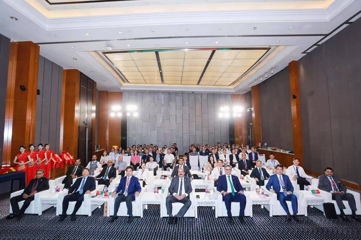 KhalilHashmi's tweet photo. On the sidelines of the 🇵🇰 🇨🇳 B2B Investment Conference in Hangzhou on 24 May, the Embassy organized in collaboration with ITMC, UNI International as well as Tang International 3 separate formal and vocational education related events that marked embedding talent cultivation in the investment mobilisation drive in ICT, Telecommunication, BESS and Agriculture sectors. During the Industry-Education Integration Matching Confernce, Hon’ble Prime Minister’s special message was delivered by Chairman PM Youth Program @ranamashhood stressing the importance the Government of Pakistan attached to talent and skill development & commending the contribution made by ITMC & UNI International in these areas in Pakistan. 
The events featured signing of 31 MoUs between universities, institutions and vocational education bodies such as @NAVTTCOfficial  and @punjab_tevta in addition to unveiling of completed projects. 
The Embassy will continue to foster and improve the investment - skill development matching efforts as well as enabling greater cooperation on academic research in the 21 priority investment sectors.
在5月24日于杭州举行的🇵🇰 🇨🇳 B2B投资会议期间，巴基斯坦驻华使馆与中教畅享、浩彦国际以及唐风国际合作，举办了三场独立的正式与职业教育相关活动，标志��在信息通信技术、电信、电池储能系统及农业等领域的投资动员工作中嵌入了人才培养环节。在“产教融合对接会”上，总理青年计划主席拉纳·马什胡德·艾哈迈德·汗宣读了巴基斯坦总理的特别致辞，强调巴基斯坦政府对人才与技能发展的高度重视，并肯定了中教畅享和浩彦国际在巴基斯坦相关领域所做的贡献。
活动期间，除了展示已完成的项目外，还签署了31份涉及大学、院校及职教机构（如巴基斯坦国家职业与技术培训委员会、旁遮普省技术教育与职业培训局）的谅解备忘录。
巴基斯坦驻华使馆将继续推动和优化投资与技能发展的匹配工作，并促进21个优先投资领域的学术研究合作进一步深化。