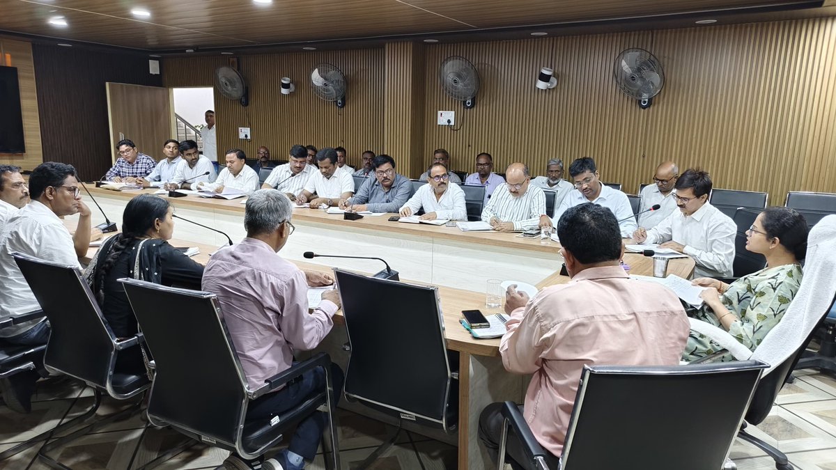 cdosbr's tweet photo. आज विकास खण्ड #म्योरपुर के विभिन्न विकास कार्यों की समीक्षा बैठक विकास भवन सभागार, #सोनभद्र में की गई जिसमें DC(मनरेगा), DC NRLM, PD DRDA, BDO & ADO(P) म्योरपुर, ग्राम पंचायत सचिव एवं अवर अभियंता आदि उपस्थित रहें। बैठक में ग्रामीण आवास, मनरेगा, आजीविका मिशन तथा पंचायती राज विभाग के कार्यों की समीक्षा की गई और अवशेष कार्य को यथाशीघ्र पूर्ण करने के निर्देश दिए गए।
@UpRuralDev @DmSonbhadra @CMOfficeUP