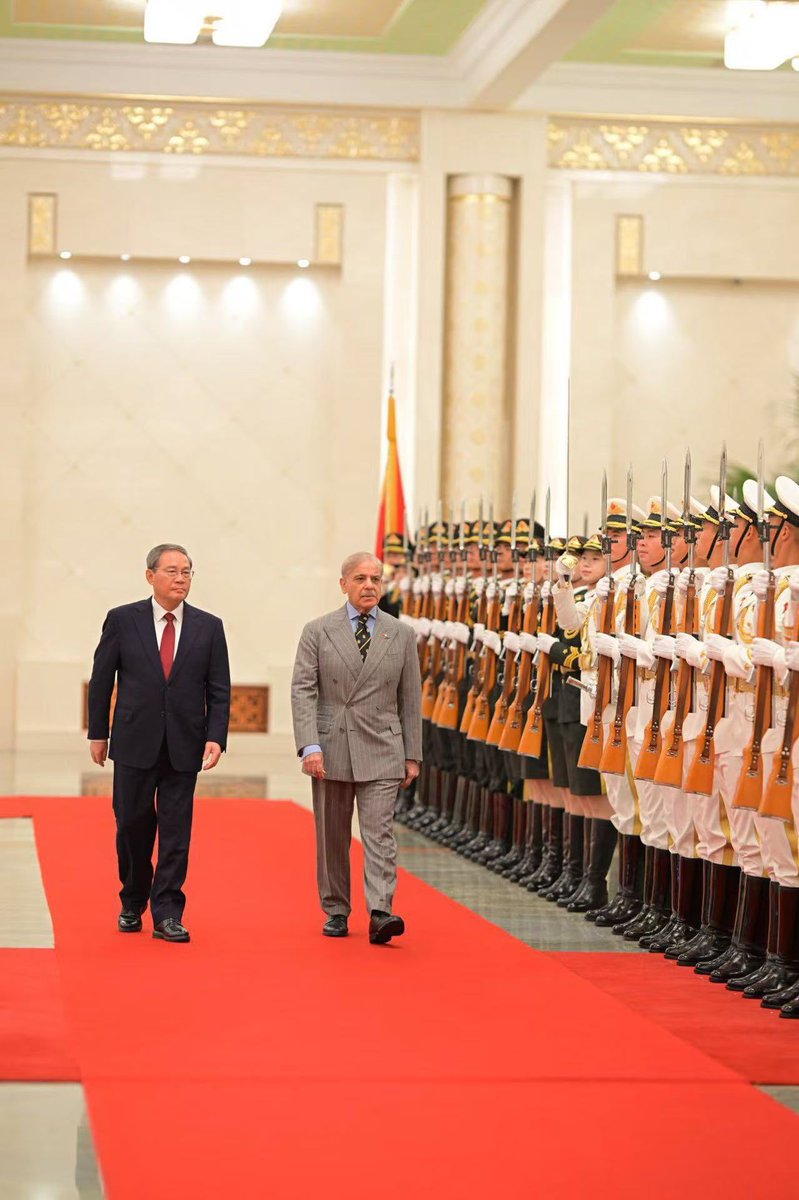 KhalilHashmi's tweet photo. In Beijing, the visit was anchored by the Prime Minister’s meetings with President Xi Jinping and Premier Li Qiang, reaffirming high-level strategic trust, continued high-quality development of CPEC, and close coordination on regional and global issues of mutual interest. 

The Prime Minister also laid a wreath at the Monument to the People’s Heroes at Tian’anmen Square and attended the joint reception held to commemorate the #PakChinaAt75.  Over 400 Chinese and Pakistani guests attend the reception which featured remarks by the Prime Minister and China's Vice President as well as performances by Pakistani and Chinese artists.

@foreignofficepk @cathaypak 

在北京期间，巴基斯坦总理的核心行程包括与国家主席习近平、国务院总理李强的会晤。双方重申了高层战略互信，将继续高质量推进中巴经济走廊建设，并就共同关心的地区及全球问题保持密切协调。

总理还前往天安门广场，向人民英雄纪念碑敬献花圈，并出席了纪念两国建交75周年的联合招待会。400余位中巴嘉宾出席活动，巴基斯坦总理与中国国家副主席分别致辞，两国艺术家联袂献上了精彩表演。