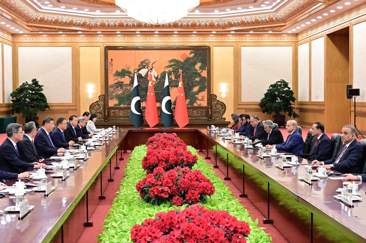 KhalilHashmi's tweet photo. In Beijing, the visit was anchored by the Prime Minister’s meetings with President Xi Jinping and Premier Li Qiang, reaffirming high-level strategic trust, continued high-quality development of CPEC, and close coordination on regional and global issues of mutual interest. 

The Prime Minister also laid a wreath at the Monument to the People’s Heroes at Tian’anmen Square and attended the joint reception held to commemorate the #PakChinaAt75.  Over 400 Chinese and Pakistani guests attend the reception which featured remarks by the Prime Minister and China's Vice President as well as performances by Pakistani and Chinese artists.

@foreignofficepk @cathaypak 

在北京期间，巴基斯坦总理的核心行程包括与国家主席习近平、国务院总理李强的会晤。双方重申了高层战略互信，将继续高质量推进中巴经济走廊建设，并就共同关心的地区及全球问题保持密切协调。

总理还前往天安门广场，向人民英雄纪念碑敬献花圈，并出席了纪念两国建交75周年的联合招待会。400余位中巴嘉宾出席活动，巴基斯坦总理与中国国家副主席分别致辞，两国艺术家联袂献上了精彩表演。