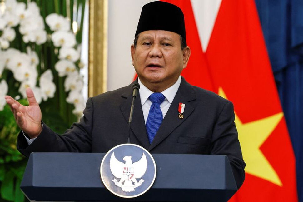 Its_ereko's tweet photo. 💥 🇮🇩 ALARMING: Indonesia’s Rupiah just hit a NEW ALL-TIME LOW at 17,835 per US Dollar 

Today (May 26), the IDR crashed to fresh record territory amid:

Strong US Dollar

Surging oil prices (Hormuz tensions)

Widening current account deficit (worst in 6+ years)

Capital outflows

This is one of Asia’s worst-performing currencies YTD down sharply and pressuring the economy under President Prabowo.

Bank Indonesia is intervening, but the slide continues. Higher import costs, inflation risks, and weaker investor confidence are hitting hard.

What’s next for Indonesia? Will they stabilize it, or is more pain coming for businesses & households?