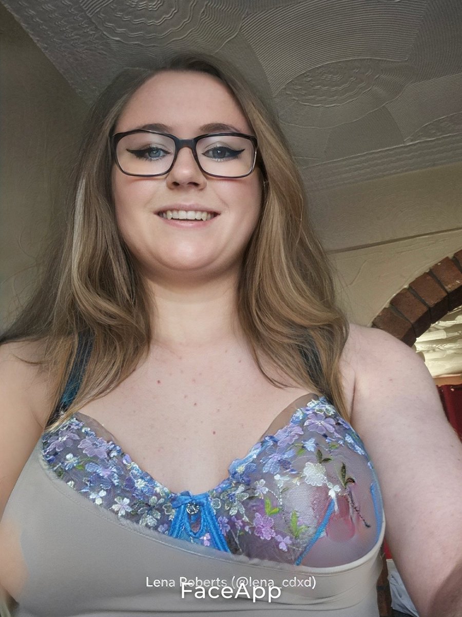 Lena Roberts 🇬🇧 😈 👠👗💄👙 tweet media