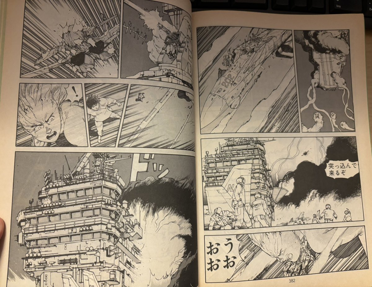 サンダ-キャットが講談社で「AKIRA」連載の切り抜き見てるじゃね～か✨しかもそこは俺が描いた空母の所じやね-かマジっすか👍笑笑笑 #サンダーキャット 