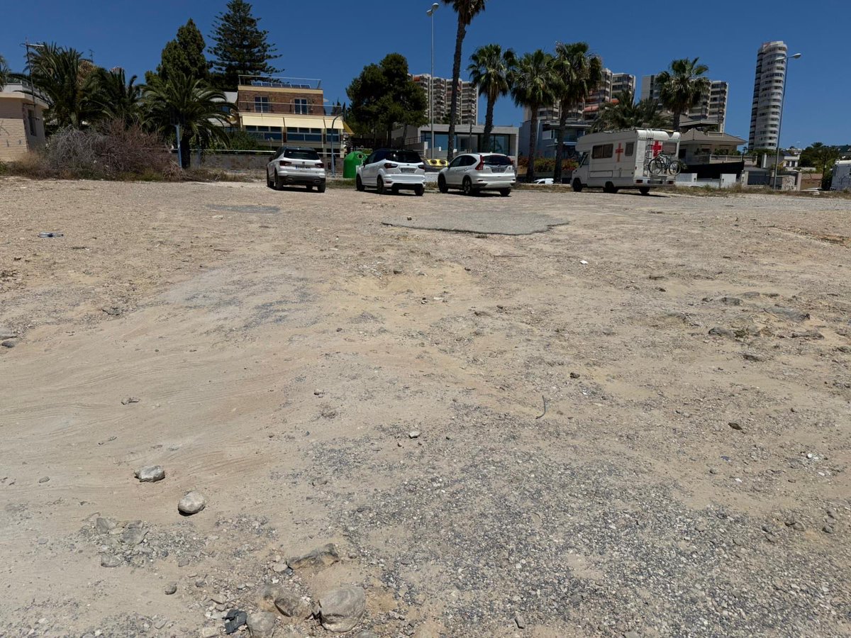 Ivane_Oficial's tweet photo. Buenas @saicalicante en el parking de Avd. Costablanca 42, parking de “la calita playa” cada vez que va la gente allí a aparcar se está jugando los bajos y el cárter del coche en la entrada, por favor intentar arreglarlo antes de que sea más grave y cause daños a los coches. https://t.co/EM1CLMr2tQ
