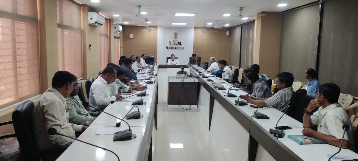 CollectorPatan's tweet photo. *ક્લેક્ટર શ્રી પ્રશાંત જિલોવાની અધ્યક્ષતામાં રાઘન૫ુર તાલુકા કક્ષાનો “સ્વાગત ફરિયાદ નિવારણ કાર્યક્રમ” યોજાયો*

*દરેક અરજીનો હકારાત્મક અભિગમથી તાત્કાલિક અને અસરકારક નિકાલ થવો જોઈએ: કલેક્ટરશ્રી પ્રશાંત જિલોવા* https://t.co/9o4cUvrH7c