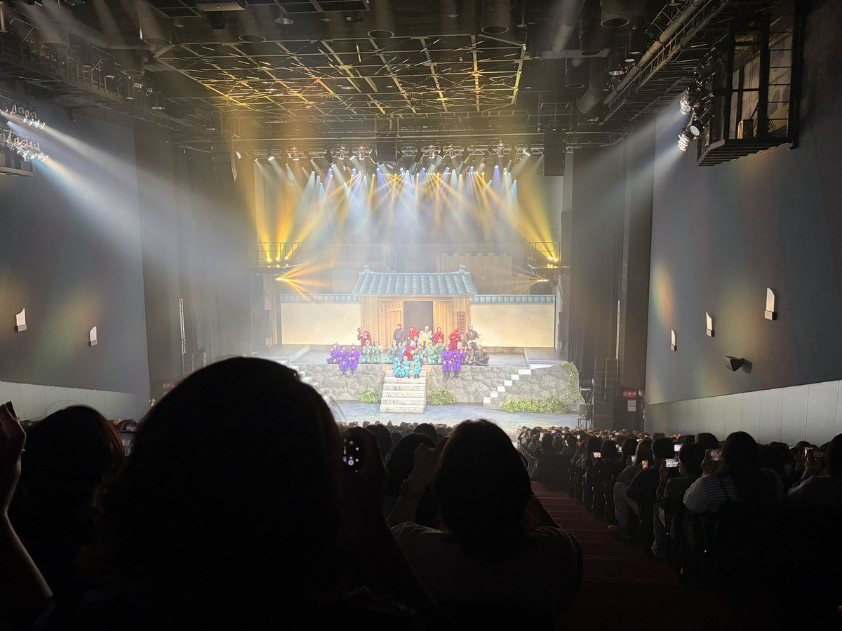 SYOGOYOSHIDAda's tweet photo. ＃忍ミュ

16弾観に行きました！
おもしろかった！！ネタバレできぬ。
開演前から、楽しい説明してくれてる！
中盤か後半で、これは映像なのか現実なのかなんなんだ…？どうなってんのか全然わからん。すげぇ。ドクタケ許すまじ。
雷蔵的には、勘弁してくれよ（笑）的なセリフがあった！ https://t.co/1jXJQ2btQg