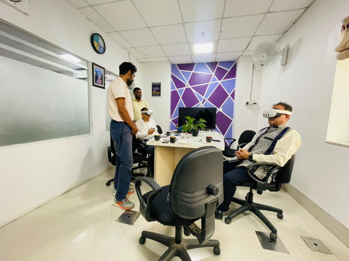 stpiagartala's tweet photo. Jurisdictional Director, STPI Guwahati Directorate had interacted with M/s Xlayer Technologies Pvt Ltd, incubatee of STPI Agartala during his recent visit to STPI Agartala. @SoumyaOtta @stpiindia @stpiguwahati https://t.co/ij779wjepA
