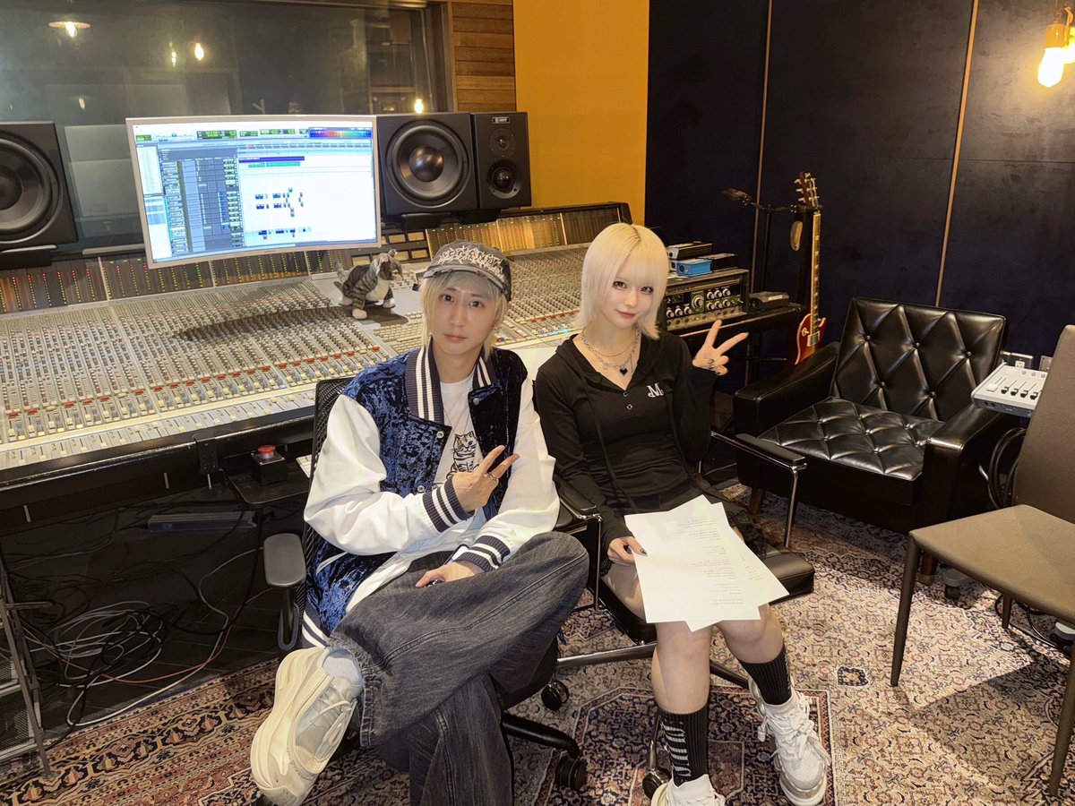 POST_PANIC's tweet photo. 포스트패닉의 오랜만의 새 앨범 녹음이 드디어 마무리되었습니다! 🦄

🇰🇷한국어 버전 피처링을 함께해준 SUNDAY,
🇯🇵일본어 버전 피처링을 함께해준 TENOHIRA EL, @tenohirael_info @tenohira_el 덕분에 정말 좋은 작업이 됐습니다. 🙇‍♂️

새로운 곡들은 이번 여름부터 하나씩 공개될 예정입니다.
많은 기대 부탁드립니다! ☀️🏝️

--------------------

POST PANICの久しぶりの新作アルバムレコーディングが、ついに終了しました！ 🦄

🇰🇷韓国語バージョンのフィーチャリングを一緒にやってくれたSUNDAYさん、
🇯🇵日本語バージョンで参加してくれたTENOHIRA ELさん、@tenohirael_info @tenohira_el 
おかげですごく良い作品になりました。🙇‍♂️

新曲はこの夏から順次公開予定です。
ぜひ楽しみにしててください！☀️🏝️