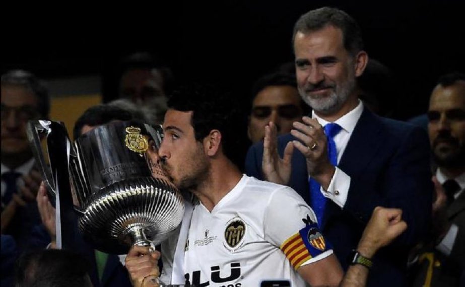 Comertismo_24's tweet photo. No sabéis lo bien que nos vendría un tío que sepa lo que es el @valenciacf, ponga orden y sea exigente.
#TornaParejo https://t.co/xyoxguLar7