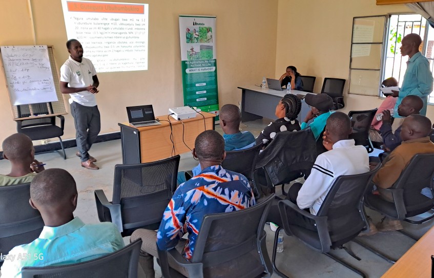 HoReCo_Rw's tweet photo. Ongoing onion farming training under the #KwihazaProject. Today, #HoReCo, with support from @RwandAgriExport , is equipping farmers from @Kamonyi, @BugeseraDistr, and @HuyeDistrict with practical skills in Good Agricultural Practices (GAPs), pest and disease management, post-harvest handling, and loss reduction to boost sustainable onion production and market competitiveness.