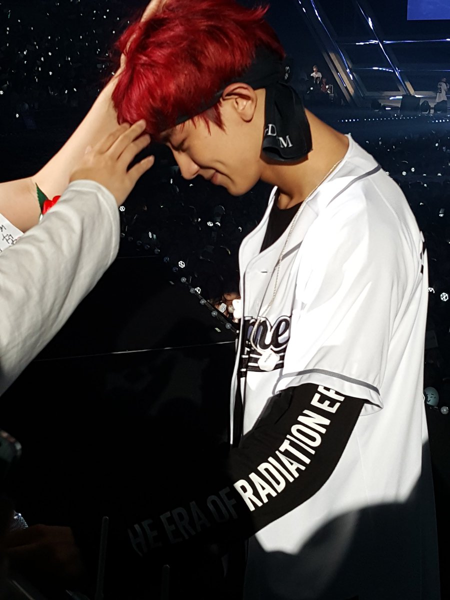 yeol plz perform flatline solo with a 🎸 tweet media