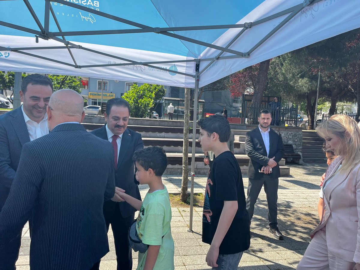 tcbasiskele's tweet photo. Kaymakamımız Dr. Soner ŞENEL, Kurban Bayramı programı kapsamında gerçekleştirilen kent bayramlaşmasına katıldı. Vatandaşlarla bir araya gelen Kaymakamımız, bayramlarını kutlayarak iyi dileklerini iletti. https://t.co/mWEYXKldHr