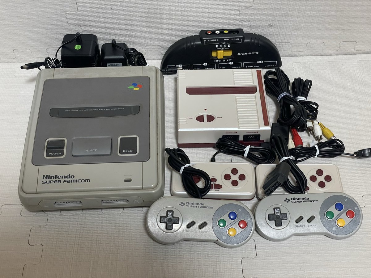 hfJ68451dasd's tweet photo. 8,000円でお譲りいただいたこちらの品々💁
少々高かったかなぁ❓🧐と思ってたけど、スーファミの裏見て、震えてる😱
#レトロゲーム
#スーファミ
#1CHIP
#勝ち組確定 https://t.co/x2kI3BxL5c
