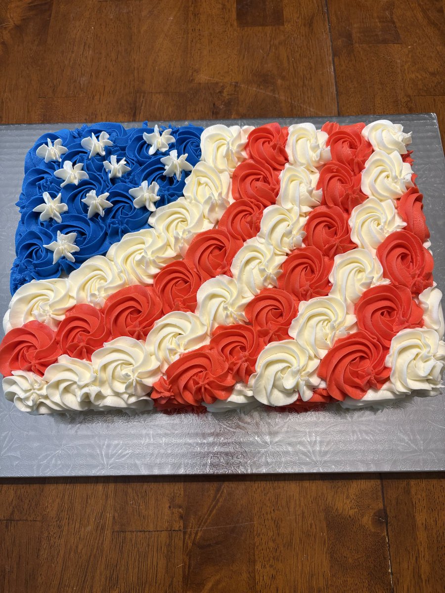 Cassiemack25's tweet photo. Memorial Day Cake. We remember and honor Jesus first for giving His Life for all of us on the cross. We also remember and honor all of the veterans who gave their lives for America-the land that we love. God bless America!!
🇺🇸🇺🇸 https://t.co/cqZd6EgIFN