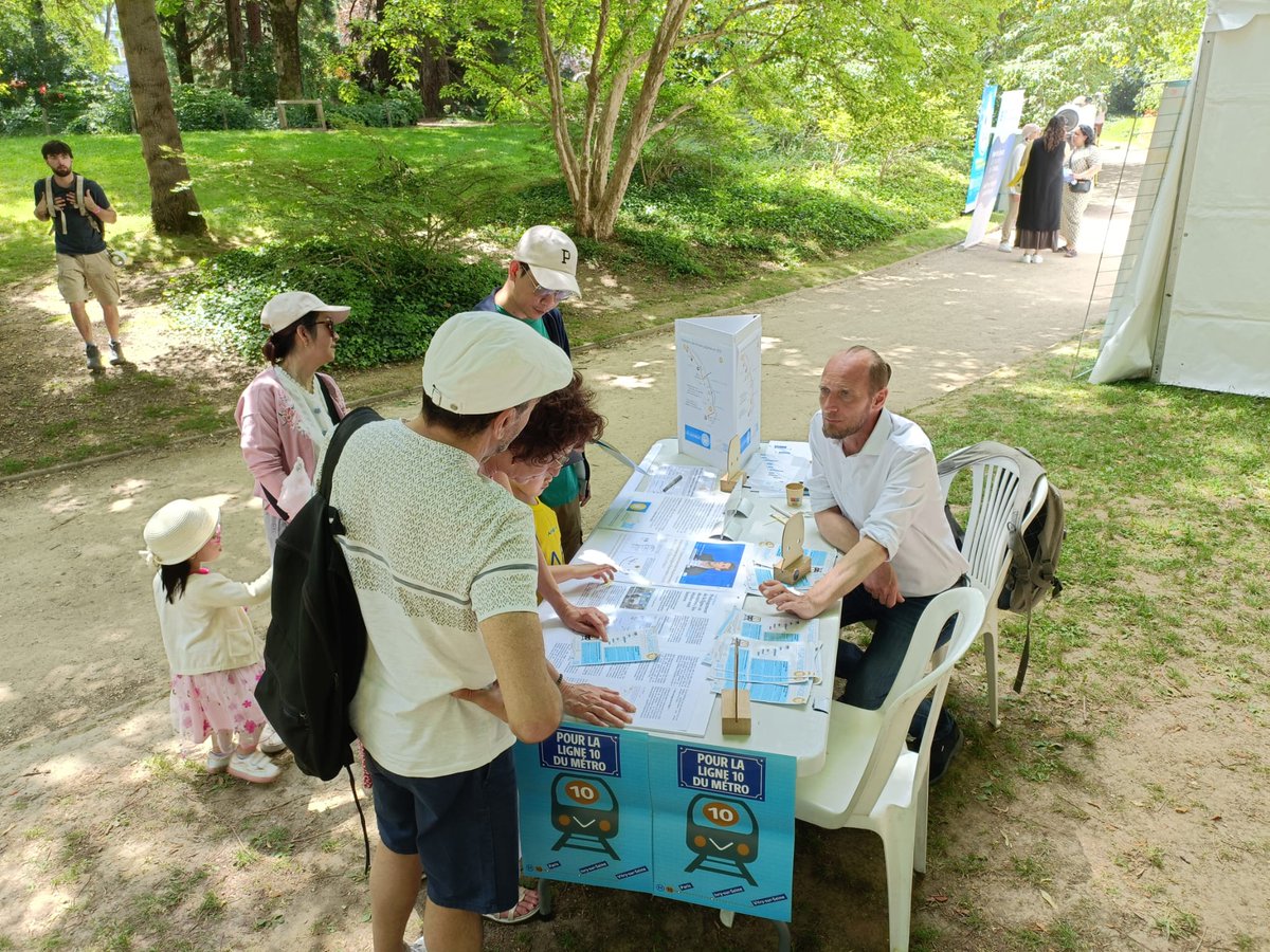LaGrande_10's tweet photo. La fête 2026 des lilas de #Vitry, c'est un WE de discussions sur nos mobilités et des encouragements ultra-positifs. Nous y reviendrons mais déjà un très Grand Merci à toutes et tous nos fidèles et nouveaux soutiens citoyens ! #ViteLaGrande10 ! https://t.co/I8fsqbg7rA