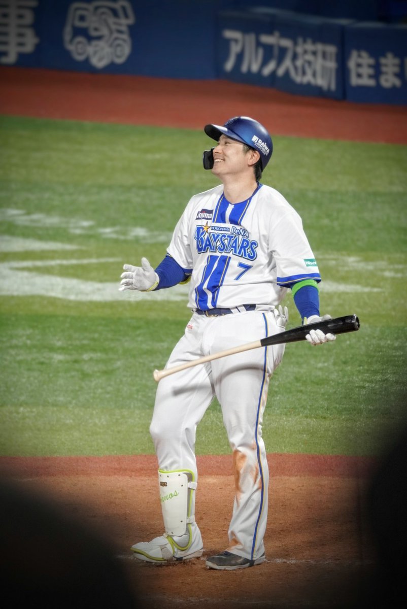 ydb_a02's tweet photo. 12球に及ぶ勝負に2人もこの表情…笑

#佐野恵太 
#baystars 
#九里亜蓮 
#bs2026 https://t.co/7TDC68mhbH