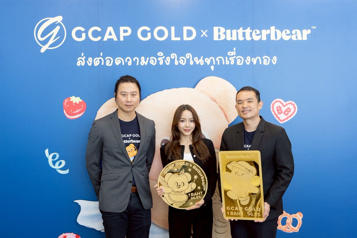 PRSocietyNews's tweet photo. ปรากฏการณ์ ‘GCAP GOLD x Butterbear’ ทลายกำแพงการลงทุน ดันทองคำแท้สู่ “สินทรัพย์ฮีลใจ” แห่งแรกในไทย
#GCapGoldXButterBearPresscon
#GcapGold #Butterbear
กรุงเทพฯ – จีแคป โกลด์ เปิดเกมรุกขยายฐานตลาด ผสาน “มูลค่าที่มั่นคง” ของทองคำแท้ ระดับตำนาน เข้ากับ “มูลค่าทางจิตใจ” ในมิติใหม่เขย่าวงการทองคำประกาศ คอลแลป “น้องเนย” ‘GCAP GOLD x Butterbear’ พลิกแนวคิดการลงทุน สู่สัญลักษณ์แห่งความสุข ที่เข้าถึงทุกเจเนอเรชัน ยกระดับการสะสมสินทรัพย์ให้สอดคล้องกับไลฟ์สไตล์ยุคใหม่
นายธนพิศาล คูหาเปรมกิจ ประธานกรรมการบริหาร บริษัท จีแคป จำกัด หรือ GCAP GOLD ผู้นำด้านทองคำรายใหญ่ของไทย ที่มีประสบการณ์และความเชี่ยวชาญในการนำเข้าส่งออกทองคำแท่งของไทยกว่า 80 ปี เปิดเผยว่า วันนี้ GCAP GOLD ประกาศพลิกโฉมธุรกิจทองคำตอกย้ำภาพลักษณ์ใหม่ ของ GCAP GOLD ที่พร้อมจะเป็นส่วนหนึ่งในทุกจังหวะความสุขของคนทุกเจนเนอเรชัน ล่าสุดสร้าง เซอร์ไพรส์ เปิดตัวโปรเจกต์ Collaboration สุดคิวท์ ระหว่าง “GCAP GOLD x Butterbear” ครั้งแรก ของประเทศไทย ที่พร้อมพลิกคอนเซปต์ “เปลี่ยนสินทรัพย์ทองคำ ให้เป็นความสุขที่สะสมได้” ซึ่งเป็นการผสมผสานระหว่าง “มูลค่าของทองคำแท้” เข้ากับ “ความน่ารักระดับปรากฏการณ์” ของน้องเนย เพื่อสร้างสรรค์คอลเลกชันทองคำสุดพิเศษที่ออกแบบมาเพื่อตอบโจทย์ไลฟ์สไตล์และเติมเต็มความสุขให้กับเหล่านักสะสม และแฟนคลับโดยเฉพาะ
หลังเปิดตัวและจัดจำหน่าย คอลเลกชันพิเศษ “GCAP GOLD x Butterbear” ช่วงระยะเวลา กว่า1 เดือนที่ผ่านมา ที่ผสานความน่ารักใจฟูของน้องเนย กับทองคำแท้ระดับตำนานของ GCAP GOLD ได้รับกระแสตอบรับจากนักลงทุนรุ่นใหม่ มัมหมี-ด้อมน้องเนยอย่างต่อเนื่อง สะท้อนถึงความสำเร็จ ที่สามารถตอบโจทย์ทุกไลฟ์สไตล์ของทุกเจนเนอเรชัน ซึ่งความสำเร็จส่วนหนึ่งมาจากแผนกลยุทธ์ การจำหน่ายผ่านช่องทางออนไลน์ที่ครอบคลุมและเข้าถึงง่ายในทุกแพลตฟอร์ม ตอบโจทย์พฤติกรรม การซื้อของผู้บริโภคอย่างทั่วถึง ภายใต้ดีไซน์ที่มี เอกลักษณ์และมีมูลค่าเพิ่มในอนาคต
การ์ดทองคำแท่ง GCAP GOLD x Butterbear : ดีไซน์ลวดลายน้องเนยในท่าทางสุดคิวท์ ที่มีหลากหลายขนาดให้เลือกสะสม จะซื้อเก็บเองหรือซื้อเป็นของขวัญแก่คนพิเศษที่ใครได้รับ ก็ต้องประทับใจ
เหรียญทองคำแท่ง GCAP GOLD x Butterbear : ครั้งแรกของ GCAP GOLD กับเหรียญทองคำ Butterbear ความน่ารักที่ออกแบบมาเฉพาะโปรเจกต์นี้
Sweet Moments Collection Box Set: เซตพรีเมียมที่รวบรวมโมเมนต์ความเลอค่า และ ความน่ารักของน้องเนยไว้ในกล่องเดียว ออกแบบมาเพื่อเป็นไอเทมฮีลใจให้มัมหมีได้รับความสุขแบบจัดเต็ม
Jewelry Collection: คอลเลกชันเครื่องประดับทองคำ GCAP GOLD x Butterbear ที่ออกแบบมาให้สวมใส่ได้อย่างน่ารักสดใสในทุกวัน โดดเด่นด้วยรายละเอียดการผลิตที่ประณีต สีสันสวยงาม และการตกแต่งลงสีอย่างบรรจงในทุกชิ้นงาน เพื่อให้ทุกชิ้นเปล่งประกาย ทั้งความน่ารักและคุณค่าได้อย่างลงตัว
สามารถพบกับ “สัญลักษณ์แห่งความสุข” ในหลากหลายรูปแบบของคอลเลกชัน GCAP GOLD x Butterbear ได้แล้วที่แอปพลิเคชัน ME GOLD by GCAP GOLD และ https://t.co/Cw2V0aWA4g และช่องทางออนไลน์ชั้นนำทั้ง LINE Shopping, Shopee, Lazada, Tiktok, และ All Online (7-Eleven) โดยท่านใดอยากรับด้วยตัวเอง สามารถรับได้ที่สำนักงานใหญ่ เฉพาะ สั่งผ่านแอปพลิเคชัน ME GOLD by GCAP GOLD เท่านั้น รวมทั้งยังสามารถเลือกชมสินค้าได้ที่ร้านทองชั้นนำทั่วประเทศอีกด้วย
ด้าน นายชัยวัฒน์ สามัคคีนิชย์ ประธานเจ้าหน้าที่บริหาร GCAP GOLD เปิดมุมมองต่อภาพรวมการลงทุนในสภาวะเศรษฐกิจปัจจุบันว่า ทองคำเป็นสินทรัพย์ที่มีคุณสมบัติเคลื่อนไหวสวนทางกับสินทรัพย์ประเภทอื่น โดยเฉพาะค่าเงินดอลลาร์ในระยะสั้น การมีทองคำในพอร์ตการลงทุนจึงช่วยลดความผันผวนโดยรวมได้ และถือเป็นหนึ่งในสินทรัพย์ที่ขาดไม่ได้เมื่อพูดถึงการกระจายความเสี่ยง
สำหรับผู้เริ่มต้น ทองคำมีข้อได้เปรียบหลายด้าน ทั้งสภาพคล่องสูง และมีประวัติผลตอบแทนระยะยาวที่น่าประทับใจ เป็นที่คุ้นเคยในวงกว้างสำหรับคนไทย รวมถึงสามารถเริ่มต้นลงทุนได้ด้วยเงินเพียงหลักร้อยบาท แม้ว่าราคาทองจะปรับตัวขึ้นมาอย่างต่อเนื่องจากระดับ 20,000 บาท สู่ 40,000–60,000 บาท และมักมีคำถามว่า "ยังซื้อได้อยู่ไหม" ก็ยังคงเกิดขึ้นในทุกระดับราคา จากประวัติศาสตร์ของทองคำการลงทุนในระยะยาวถึงแม้ว่าจะอยู่ในระดับราคาปัจจุบันก็ยังคงมีเหตุผลรองรับ
“ปัจจุบัน GCAP GOLD มีแอปพลิเคชัน ME GOLD by GCAP GOLD ที่เริ่มต้นออมทองได้ตั้งแต่ 100 บาท และสามารถถอนทองคำจริงได้ สำหรับผู้ที่ไม่เคยลงทุนมาก่อน แนะนำให้เริ่มจากจำนวนเล็กน้อย เช่น เทียบเท่าค่าอาหารนอกบ้านเพียง 1 มื้อ”
ด้านทิศทางราคา GCAP GOLD มองว่าทองคำยังมีโอกาสปรับตัวขึ้นในระยะยาว โดยมีการสะสมของธนาคารกลางทั่วโลกเป็นปัจจัยหนุนสำคัญ ขณะที่ในระยะสั้นยังมีแรงกดดันจากการคาดการณ์ อัตราดอกเบี้ยสหรัฐฯ อยู่บ้าง
>> https://t.co/MblVNnUu8Q