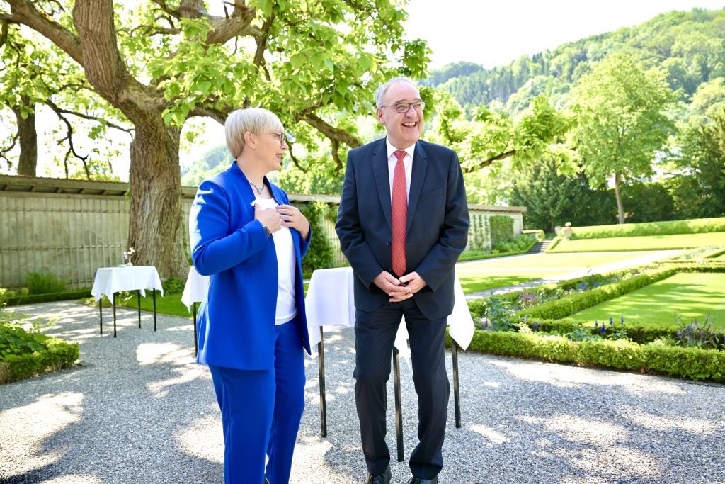 ParmelinG's tweet photo. Welcoming President Nataša Pirc Musar @nmusar to Bern 🇸🇮
Slovenia is Switzerland’s 3rd most important trading partner. All the more reason to maintain &amp; further develop our excellent bilateral relations. We also discussed European policy &amp; the security situation on the continent. https://t.co/utxjrdvpnS
